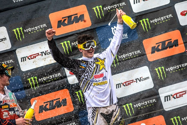 Conrad Mewsen juhlaa podiumilla. Kuva: Juan Pablo Acevedo