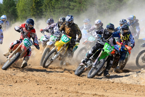 Miika Haavanlammi ensimmäisen erän ensimmäisessä kurvissa letkan kärjessä.