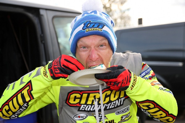 Eero Remekselle maistui mestaruuskakku kisan jälkeen. Kuva: Jani Hovi / Xracing