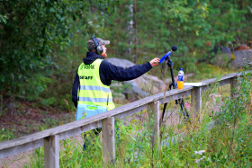 Juha Korhonen mittaamassa ääniä Salon SM-motocrossissa.