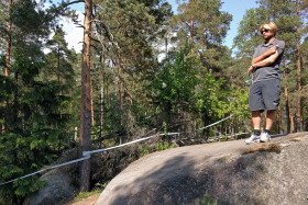 Jyrki Järvi kävelemässä reittiä.