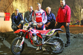 Team Molitor: Jiri Leino (vas.), Jani-Petteri Leino ja Mikko Stenvall sekä Beta Finlandin tiimipomo Marko Tarkkala ja Molitor Oy:n Harri Loponen. Beta