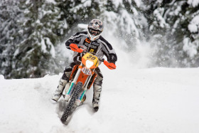 Oskari Kantonen juhli voittoa kaksitahtisella, 300-kuutioisella KTM:llä.
