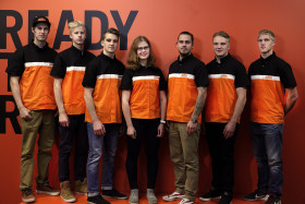 KTM Motorsport Finland 2015: Toni Eriksson (vas.), Aki Manninen, Lari Jukola, Sanna Kärkkäinen, Roni Nikander, Aleksi Jukola ja Valtteri Malin.