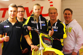 137 Motorsport kaudella 2015: Teemu Keljo (vas.), Karri Kuisma, Nanna Rauos ja Joni Roos sekä Turun Seudun Moottoriurheilijoiden ja TSMU Extreme Areenan Harri Riitamo.