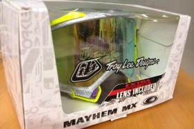 Kaikkien paikalle saapuneiden kesken arvotaan muun muassa nämä Oakleyn Mayhem MX -lasit Troy Lee Designs special -väreissä