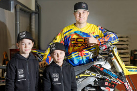 Topias Kontto (vas) ja Saku Mansikkamäki muodostavat FCR Finland MX65 Junior Teamin, kun Teemu Keljo ajaa puolestaan FCR Finland Suzuki -tiimissä.
