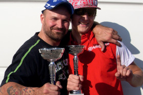 Ari Åstedt (vas.) ja Kalle Toronen ovat supermotojen Suomen mestarit vuosimallia 2009.
