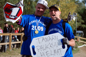 Jussi Nikkilä (vas.) mekaanikkonsa Mikko Anttilan kanssa juhlatunnelmissa.