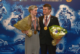 Kirsi Kainulaisen ja Pekka Päivärinnan maailmanmestaruus on kova saavutus. Erityisen siitä tekee se, että Kirsi on historian ensimmäinen naispuolinen moottoripyöräilyn maailmanmestari.