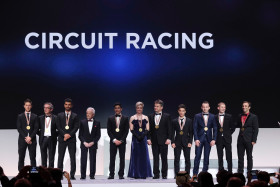 Kirsi Kainulainen tuoreena maailmanmestarina seisoi lavalla arvoisessaan seurassa, vasemmalla MotoGP:n mestari Marc Marquez ja oikealla Pekka Päivärinta.