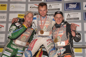 MM-hopeaa Martin Smolinski Saksa (vas.), mestari Joonas Kylmäkorpi ja MM-pronssia Josef Franc.