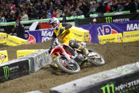 Ken Roczen ajoi Anaheimissa samanlaisilla ajovarusteilla