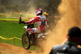 Roni Nikander kaatuili ja ajoi mutkia leveäksi