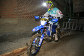 Henric Stigell on vanhan tiilitehtaan ympäristössä ja sen sisälläkin ajettujen kahden maastokokeen jälkeen kilpailun johdossa. Kuva: Jani Hovi / Xracing