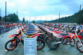 Pyörät odottavat perjantaita suljetulla varikkolla. Kuva: Niklas Nordblad