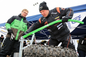 Marko Tarkkala vaihtamassa rengasta Jämsän huollossa. Kuva: Jani Hovi / Xracing