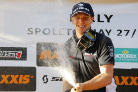 Steve Holcombe ruiskutti kuohujuomaa edellisessä osakilpailussa Italiassa. Kuva: Future7media