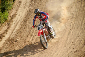 Vehkonen hyppäsi pitkästä aikaa pyörän päälle motocrossradalla.