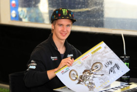 Kullas nimikirjoitusten jaossa.