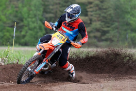 Aleksi Jukola pöllyttää hiekkaa viikonloppuna Virossa muiden suomalaisten kanssa. Kuva: Jani Hovi / Xracing