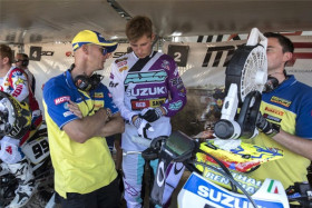 Stefan Everts (vas.) on auttanut Arminas Jasikonista käsittelemään paineita. Kuva: Suzuki