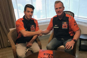 Tom Vialle allekirjoitti sopimusen KTM:n Joel Smetsin kanssa siirrostaan. Kuva: KTM