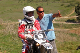 Mikael Kaipanen John van den Bergin opissa Espanjassa