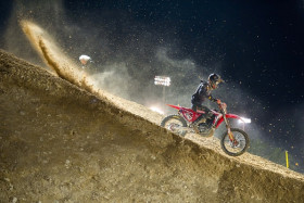 Tim Gajser pöllyttää hiekkaa Qatarin valojen alla. Kuva: Honda