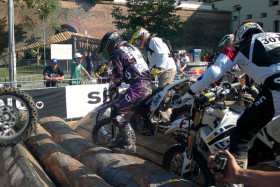 Janne Porvari (304) hankaluuksissa esteellä.