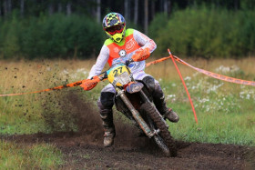 Roni Nikander voitti E2 -luokan SM-kullan lisäksi enduron epävirallisen yleiskilpailun mestaruuden. Kuva: Jani Hovi / Xracing