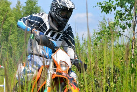 Ensimmäinen jokamiesenduro ajettiin Hauhon hienoissa maastoissa.