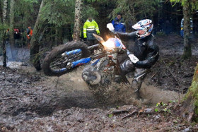 Hämeenlinnan moottorikerhon Mika Turunen loikkaa ojan yli. Kuva: Jani Hovi / Xracing