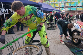 SE-Teamin omistaja Santtu Enjala lauantain loppuhuollossa Italiassa. Kuva: Jutta Autio