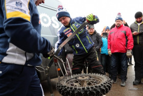 Antti Hellsten vaihtoi rengasta Jämsässä. Kuva: Jani Hovi / Xracing