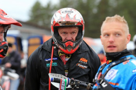 Eero Remes kertoo isälleen viime hetken vinkit reitistä Säkylän Cross Countryssa. Kuva: Jani Hovi / Xracing