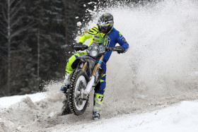 Matthew Phillips tutustui lumeen eilen vaihtelevalla Miettisen endurolenkillä Pornaisissa. Kuva: Jani Hovi / Xracing