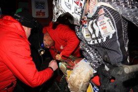 Oskari Kantosen pyörän valoissa oli pientä ongelmaa ennen illan viimeistä AT-asemaa. Xracing