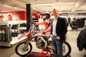 Toimitusjohtaja Daniel Petersen yrityksensä myymälässä Tukholmassa.