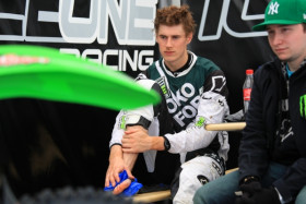 Eriksson mietteliäänä varikolla.