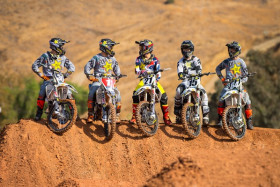 Tiimin kuljettajat testiradalla Coronassa.  Kuva: Husqvarna