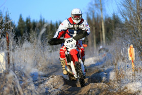 Kierroksen kuvaajana toimineen Beta -kuljettaja Janne Leanderin menoa aurinkoisessa säässä.