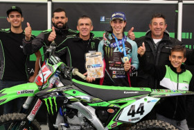 Kawasakin tehdastiiminä MX2-luokassa toiminut KRT Kawasaki -tiimi juhli kauden päätteeksi EMX250-luokan mestaruutta. Nyt tiimi lopettaa toimintansa rahoituksen puutteen vuoksi. Kuva: KRT Kawasaki