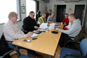 Tauno Hilden (toinen vas.) johti torstaina turvallisuuskokousta Vierumäellä. Kuva: Jani Hovi / Xracing