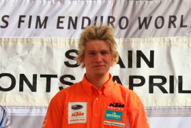 Hellsten Espanjan palkintokorokkeella.