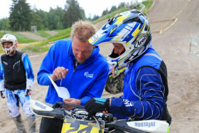 Juha Salminen (oik) kävi testaamassa torstaina Heinolan MM-enduron reitin. Kuva: Jani Hovi / Xracing