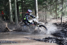 Antti Hellsten lennättää vettä Ohkolan maastokokeella. Kuva: Jani Hovi / Xracing