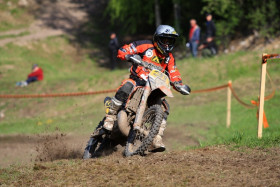 Jari Mattila lähtee Vekarajärvelle ajamaan Oskari Kantosen pistejohtoa kiinni.