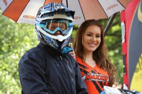 Antti Hellstenin kanssa kuvassa oleva Riina on myös ehdolla Miss Enduro 2012 -kilpailussa.