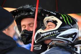 Yamaha-miesten herkkä hetki.